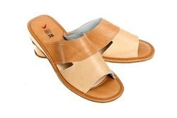 Pantofle skórzane damskie na klinie pw012 beżowy