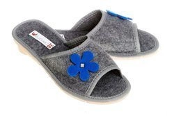 Wsuwane odkryte kapcie z filcu pantofle z niebieskim kwiatem pw118