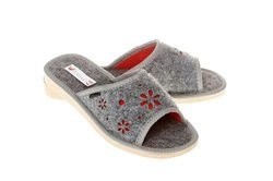 Wsuwane kapcie góralskie z filcu z odkrytym palcem z delikatnym wzorkiem pw123